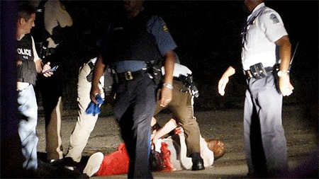 Un herido por los disparos en Ferguson Furia negra en el aniversario de la muerte de Michael Brown